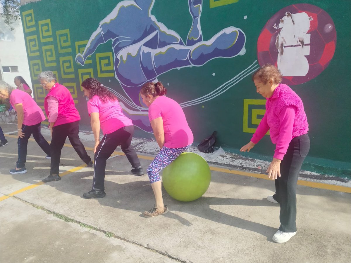 sbrsusana's tweet photo. La profa. Sara Ocaña, voluntaria de la activación física y deporte de la @FAHHdeporte realiza dinámicas de grupo con pelota para mejorar la comunicación y activar el cuerpo a través del juego y el equilibrio, participando el grupo Constelación, el Molino, Naucalpan de Juárez. https://t.co/jNRjQEExN5