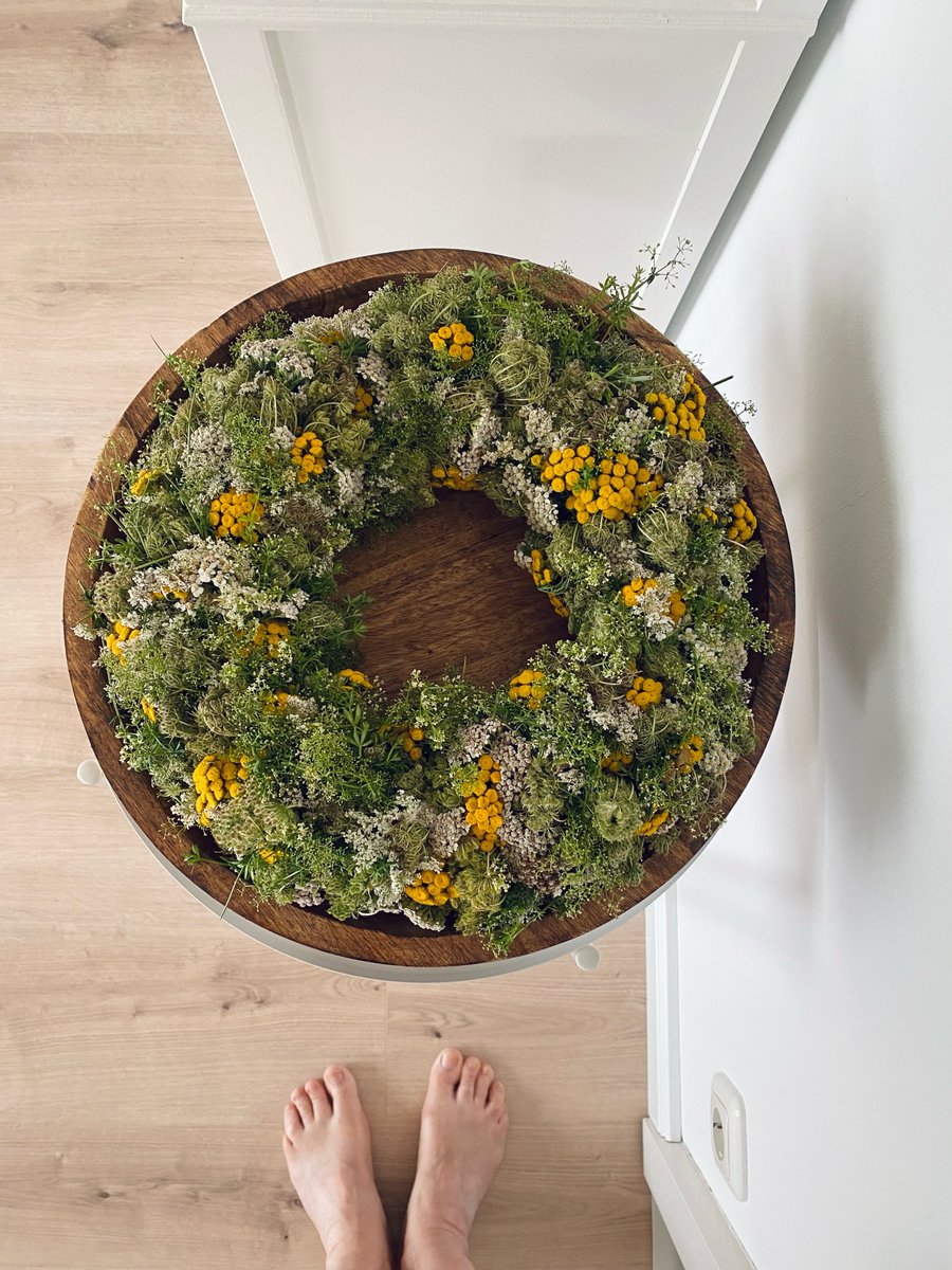 JoeannProvent's tweet photo. Just a quick note…

This wreath took me longer than usual to make, and I’ll probably be dealing with the consequences for a while. It may look beautiful and graceful in the bowl, but appearances are deceiving! On Thursday afternoon, I picked a https://t.co/3TUBEDVyph
