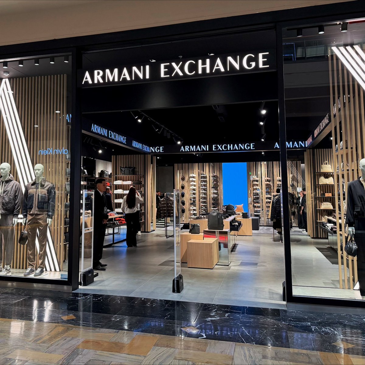 clarincom's tweet photo. LAS MARCAS INTERNACIONALES QUE LLEGARÁN A UNICENTER EN OCTUBRE

Armani regresó a la Argentina después de 17 años con un local Exchange en Unicenter, con una inversión de US$ 1,5 millones. Tras su vuelta, abrirán Superdry, Jack & Jones, Only y Balmohk en el shopping de Martínez.

Las nuevas aperturas sumarán 1.742 metros cuadrados de superficie comercial. Superdry invertirá US$ 750.000 y las otras tres marcas llegarán de la mano del grupo danés Bestseller y Grupo One, en el marco del plan de ampliación de Unicenter por US$ 60 millones.

(+) en Clarín: https://t.co/akplGSbWNp