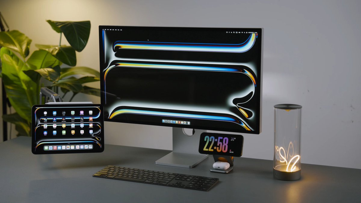tomymsn's tweet photo. Transform your desk into a focused productivity zone with minimal essentials: a wireless charger, a small plant, and your go-to notebook. Less clutter = more flow! https://t.co/KjTQbNnB2f