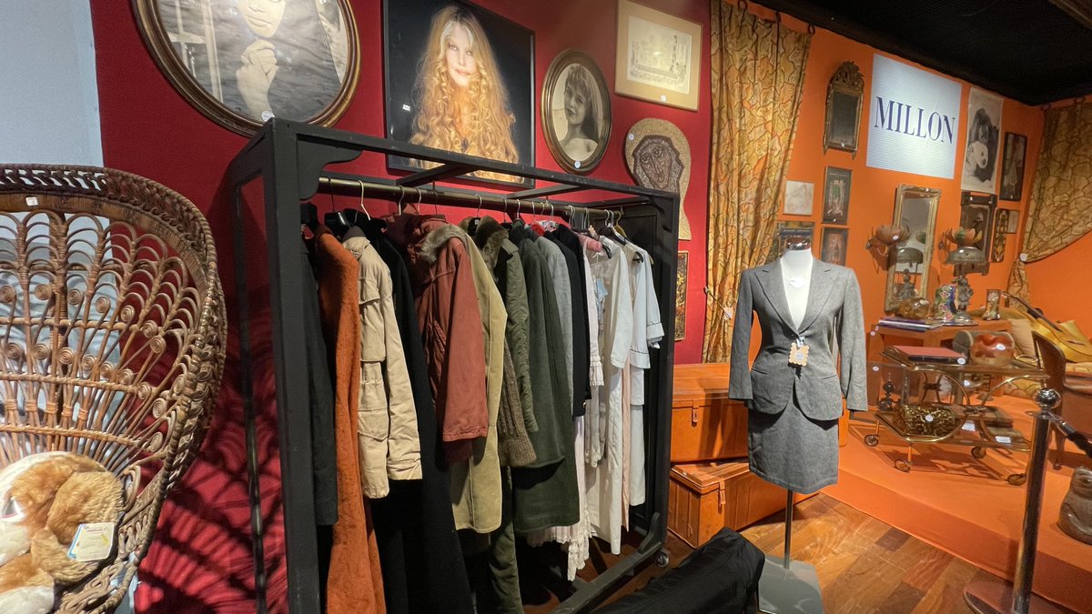 JFGuyot's tweet photo. Près de 954.000 euros frais compris pour la vente aux #enchères des 285 objets personnels, vêtements et bibelots de Brigitte #Bardot.
Dix neuf fois les estimations!
@Drouot #Millon #AFP https://t.co/GWkpNXW9qG
