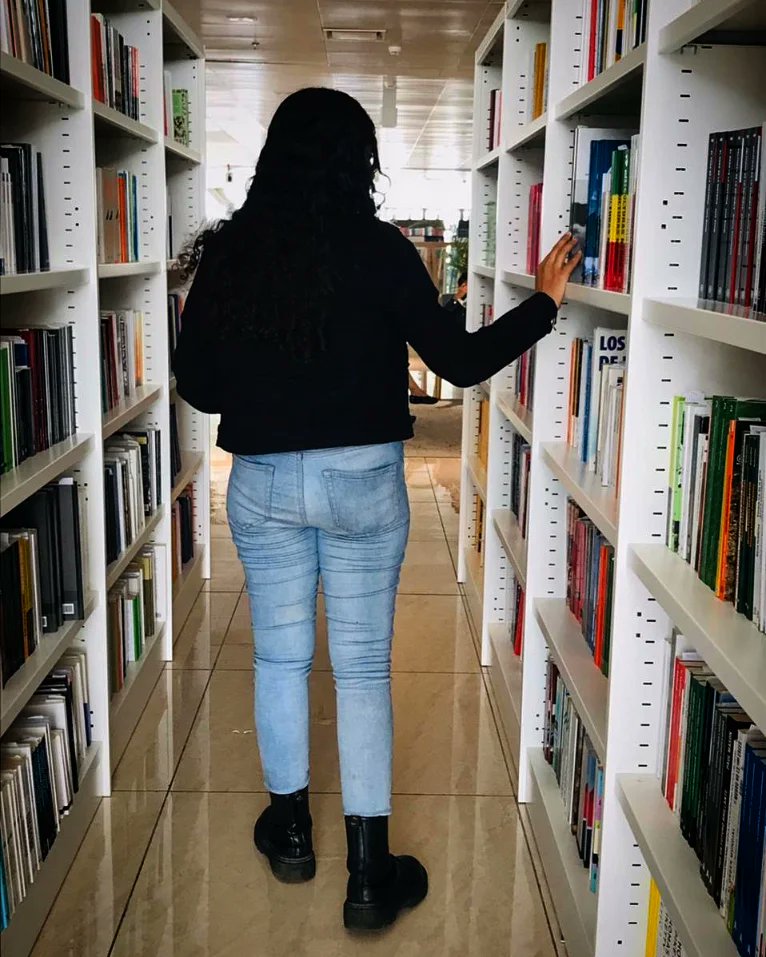widchico's tweet photo. Para viajar lejos, no hay mejor nave que un libro. https://t.co/hbGMglRkIt