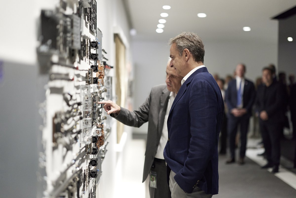 PrimeministerGR's tweet photo. Στα κεντρικά γραφεία της Nvidia είχα την ευκαιρία να συζητήσω για τις σημαντικές επενδύσεις σε ψηφιακές και υπολογιστικές υποδομές που πραγματοποιούνται στην Ελλάδα. Συζητήσαμε επίσης και για τον τρόπο με τον οποίο η Nvidia αξιοποιεί την τεχνολογία και το οικοσύστημά της για να υποστηρίξει νεοφυείς επιχειρήσεις, κυβερνήσεις και κορυφαίες εταιρείες τεχνολογίας στην ανάπτυξη και υιοθέτηση εφαρμογών τεχνητής νοημοσύνης.