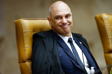 reportersalles's tweet photo. Teve gente que não entendeu o tamanho desse absurdo.

Moraes é o relator da ação que pede acesso aos registros de entrada no Senado. Entre as pessoas citadas está Viviane Barci de Moraes, esposa de Moraes, além de Daniel Vorcaro.

Ou seja: quem vai decidir se libera o acesso aos dados envolvendo Viviane é o próprio marido dela, Alexandre de Moraes.