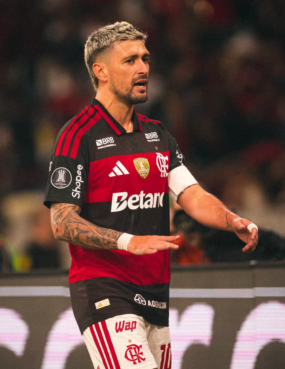 futebol_info's tweet photo. 🚨 AGORA! | Clubes das Séries A e B aprovaram, em reunião com a CBF, a redução gradual do limite de jogadores estrangeiros por equipe.

A mudança será feita ano a ano:
• 2027: 8 estrangeiros
• 2028: 7 estrangeiros
• 2029: 6 estrangeiros
• 2030: 5 estrangeiros

Segundo o @UOL, o Flamengo, que tem 10 estrangeiros, foi o único clube presente que votou CONTRA.

🗞️ @itatiaiaesporte | @wellingcampos 
📸 Adriano Fontes/CRF