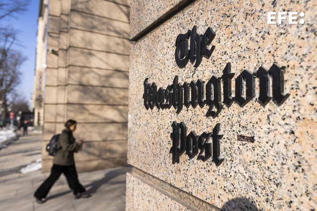 EFEnoticias's tweet photo. El periódico The Washington Post se une al boicot este lunes y no hará cobertura fotográfica de Trump en solidaridad con los tres medios vetados en la Casa Blanca.
https://t.co/F5kQ8jnI1r https://t.co/uMAMYAMuHX