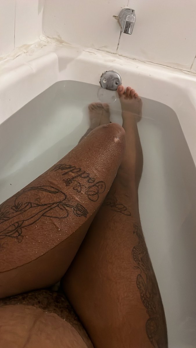 MSpinkibunny's tweet photo. The only peace I get is in a bathtub https://t.co/BoGyR3V7pi