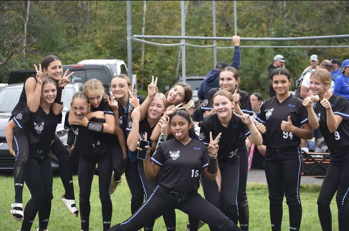 Shayna9Carroll's tweet photo. Best times-on the field and with these girls! 💙🤍#gdtbah https://t.co/eFfpCzuxI7