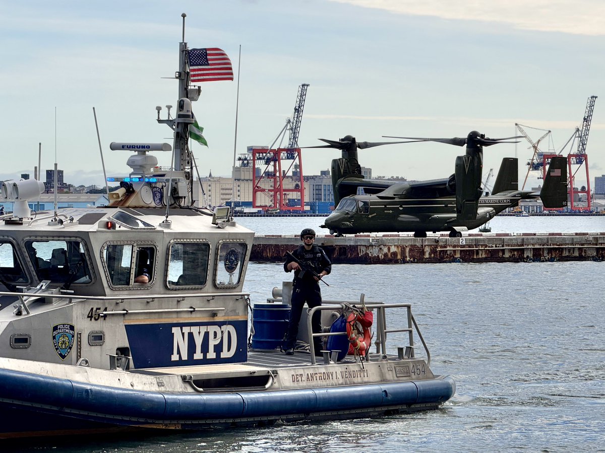 Hunter_Weiss's tweet photo. Someone make sure this NYPD officer gets this photo https://t.co/mMJlm76Nko