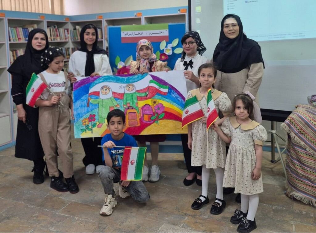 hoseini2003's tweet photo. مهر که می‌آید، حیاط مدرسه پر از خنده می‌شود؛ اما میان این همه هیاهو، یاد دانش‌آموزان و معلمانی را زنده نگه داریم که روزی در همین کلاس‌ها بودند و امروز آسمانی‌اند. 🥀
#مهر_مقاومت
#روایت_نصر https://t.co/o7a9ImjTcL
