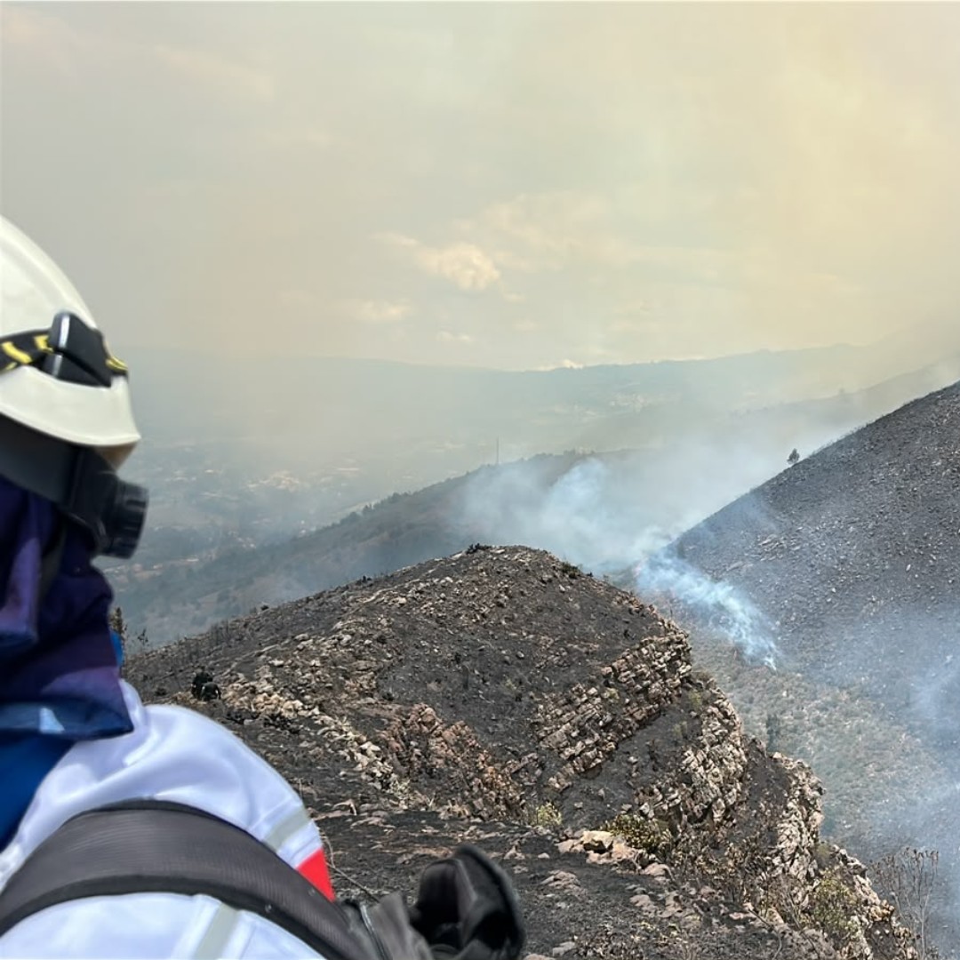 cruzrojacol's tweet photo. ⛑️🔥 Nuestros equipos se encuentran apoyando la respuesta en los diferentes puntos de Villa de Leyva donde se han registrado incendios forestales, brindando acompañamiento y atención a las comunidades y articulando esfuerzos con los organismos de respuesta. #GestiónDelRiesgo https://t.co/3IZx9egzhh