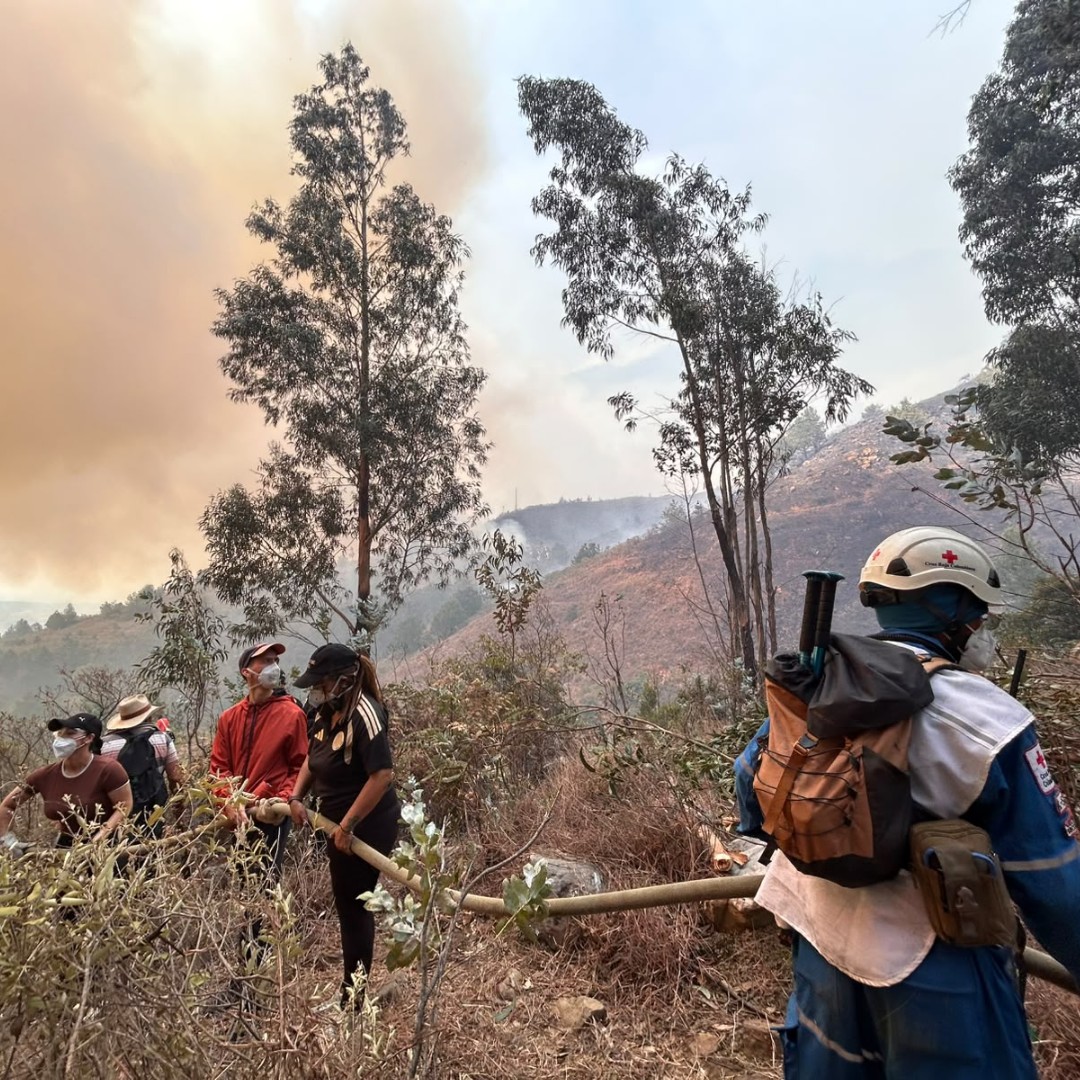 cruzrojacol's tweet photo. ⛑️🔥 Nuestros equipos se encuentran apoyando la respuesta en los diferentes puntos de Villa de Leyva donde se han registrado incendios forestales, brindando acompañamiento y atención a las comunidades y articulando esfuerzos con los organismos de respuesta. #GestiónDelRiesgo https://t.co/3IZx9egzhh