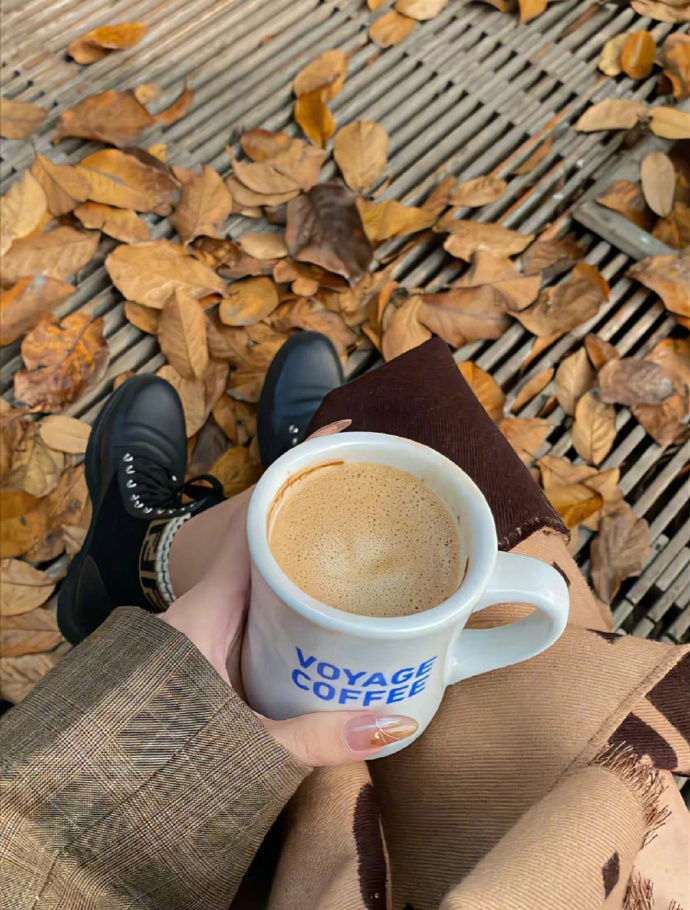 chrissslovesyou's tweet photo. Love that crisp autumn air—leaves crunching underfoot, coffee in hand, pure fall vibe!， https://t.co/l0vLfnQj13