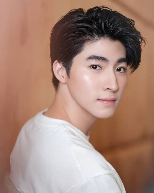 Taelio__'s tweet photo. Lisa's dating this Thai BL actor who wears more makeup than her, even puts on highlighter while playing basketball lol, and he's probably broke, so she ends up paying for him. That's why her fans are mad and spreading rumors to dodge the truth. I actually feel bad for them. https://t.co/7AyJIYNqWq