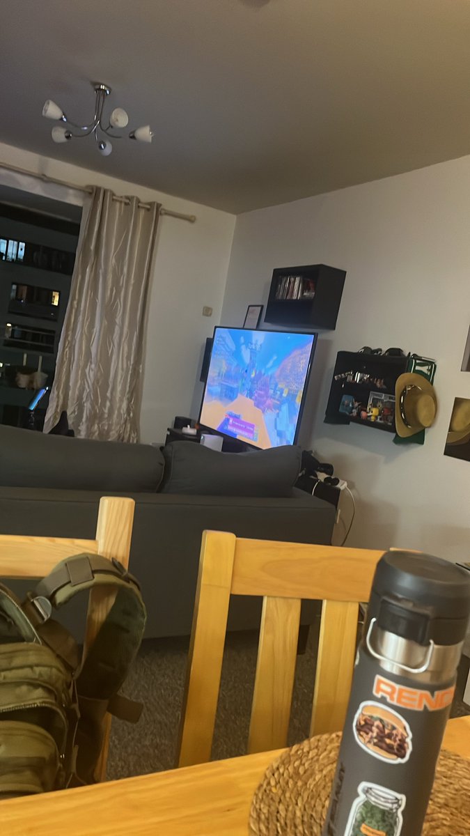 ecbdmilsu's tweet photo. Fdp jogando minecraft na minha frente eu to com fomo https://t.co/pf4rILnpPr