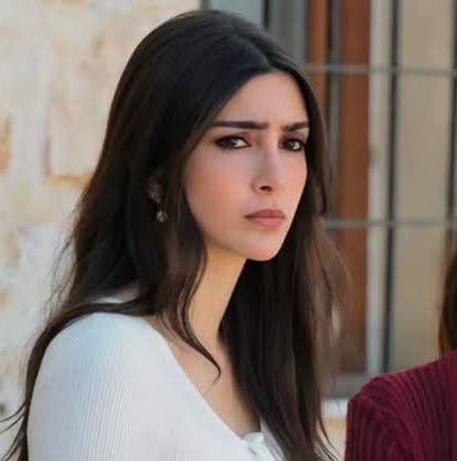 solongparisss's tweet photo. I wish they kept mujgan instead of this clown ipek &amp; married her off to the loser kaya, at least we would’ve had some visual pleasure.🫦👸🏻

#UzakŞehir #KayPek https://t.co/51Tm85EIjl