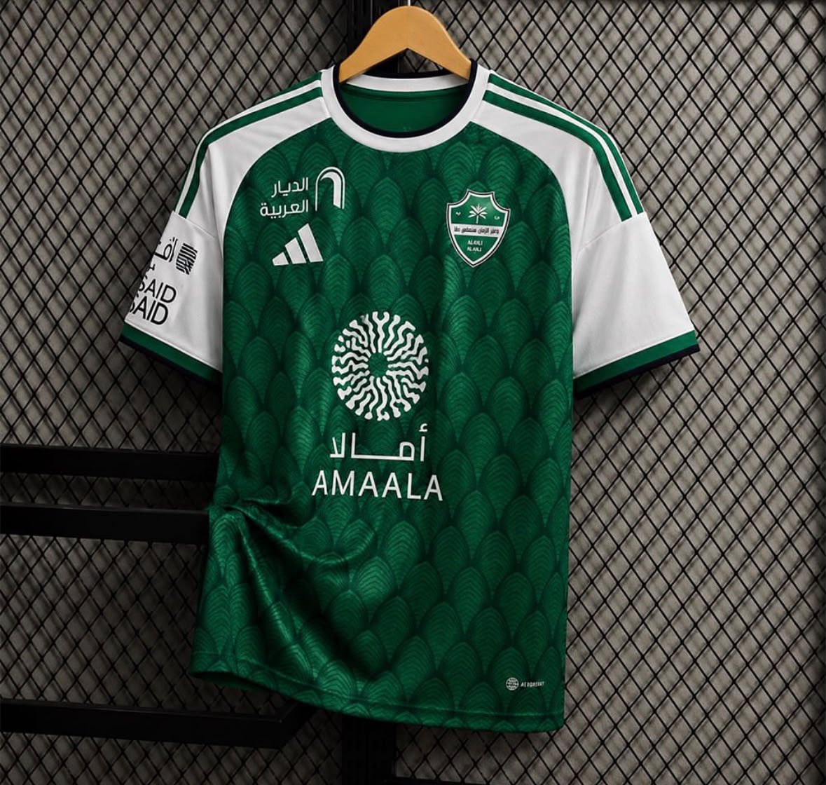 sharasport's tweet photo. تحفة فنية عجزنا نتخطاها 🖌️

💚 فخامة الأهلي ما تحتاج شرح… تنلبس. 🦅🔥

تيشيرت الأهلي بتفاصيله وفخامته، قطعة تخلي حضورك مختلف من أول نظرة. (كمان وفرنا الجامبو 💚)

إذا الأخضر في قلبك… خلّه عليك. 💚

الحق عرض اليوم الوطني وخذ 2 بـ 129.96 😍