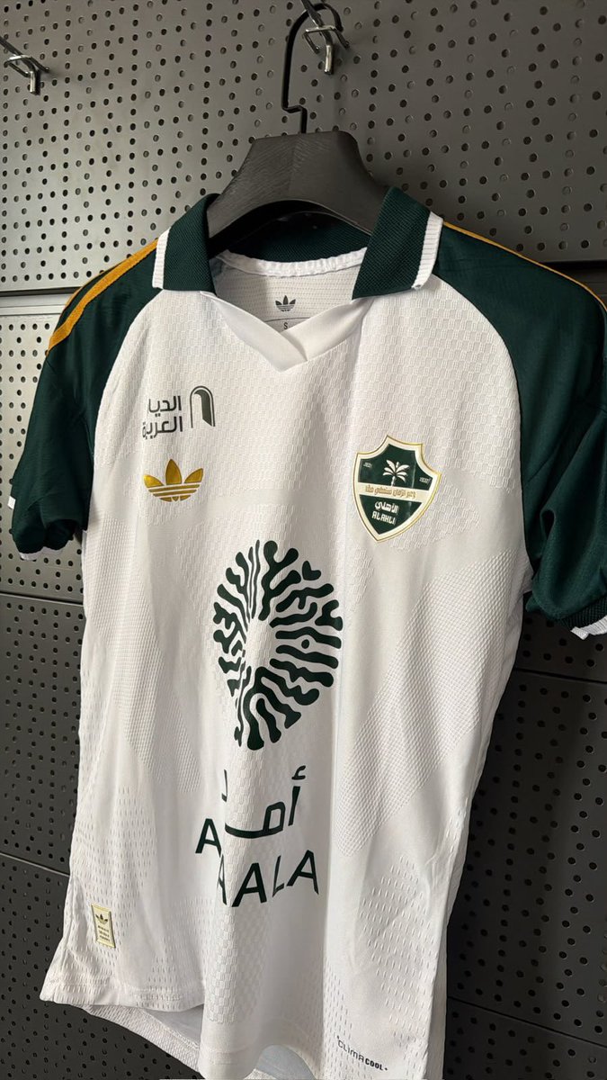 sharasport's tweet photo. تحفة فنية عجزنا نتخطاها 🖌️

💚 فخامة الأهلي ما تحتاج شرح… تنلبس. 🦅🔥

تيشيرت الأهلي بتفاصيله وفخامته، قطعة تخلي حضورك مختلف من أول نظرة. (كمان وفرنا الجامبو 💚)

إذا الأخضر في قلبك… خلّه عليك. 💚

الحق عرض اليوم الوطني وخذ 2 بـ 129.96 😍