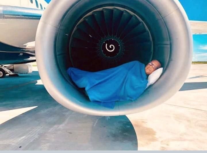 ibestl0ver's tweet photo. ustedes: DONDE ESTÁ ARMANDO? 
armando durmiendo en la hora 56789 de vuelo que tiene desde grecia: https://t.co/YLPGywZJaV