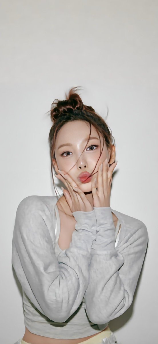 thepopora's tweet photo. Happy 31st birthday to NAYEON of TWICE! https://t.co/ej2ccgyVhz