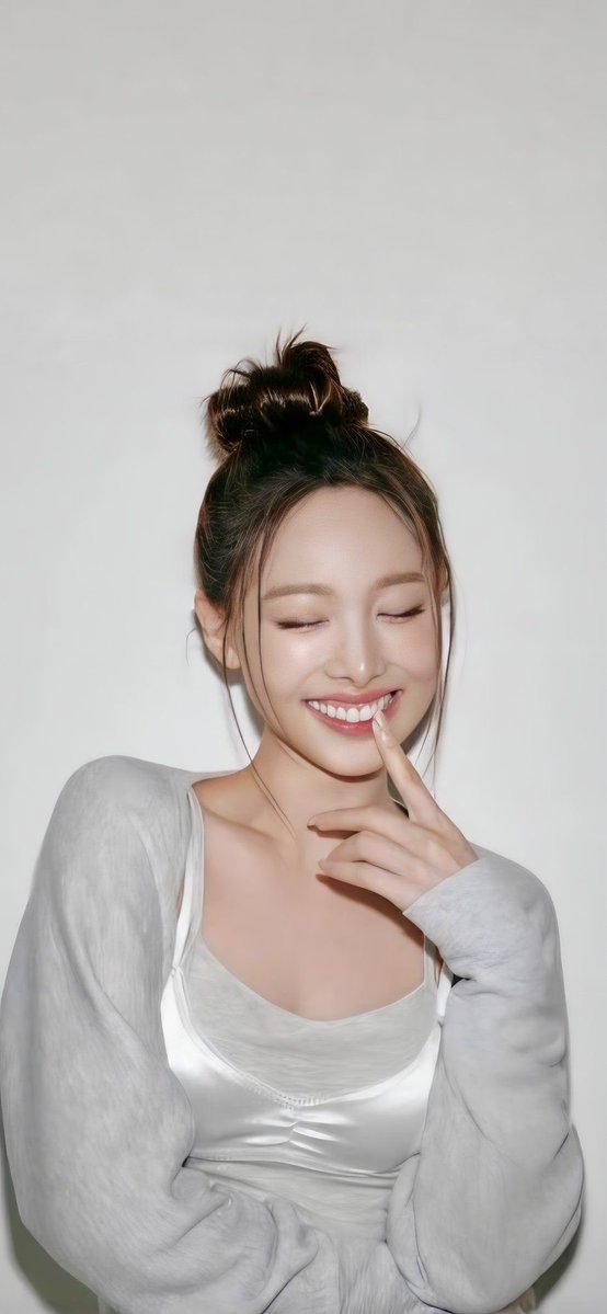 thepopora's tweet photo. Happy 31st birthday to NAYEON of TWICE! https://t.co/ej2ccgyVhz