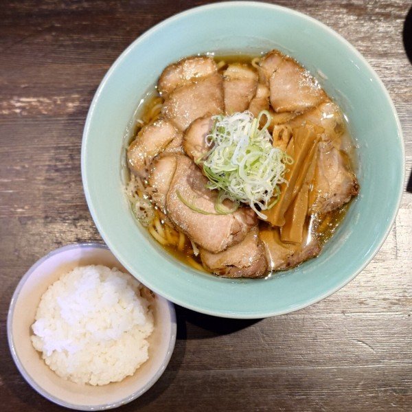 hiro_ramenzuki's tweet photo. ラーメンこころ " 大将の太っ腹さが生んだ限定メニュー！食べ応えまんてんの限定でした❗(￣▽￣)b " ブログ更新しました。

ラーメンこころ【肉出汁豚清湯】＠菊川市半済

https://t.co/WAnHHyKBiW

#ラーメンこころ #肉出汁豚清湯 #静岡県 #菊川市 #豚清湯 #醤油 #限定メニュー #朝ラー #ラーメン #中華そば