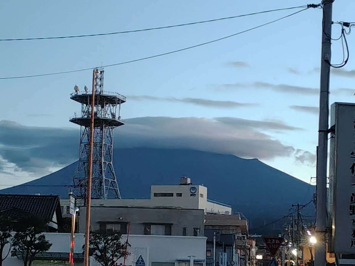 mimasuya_coffee's tweet photo. おはようございます🗻
お部屋のカーテンを開けるとそこにいてくれてる安心感😘 https://t.co/zPaaY9LsXS