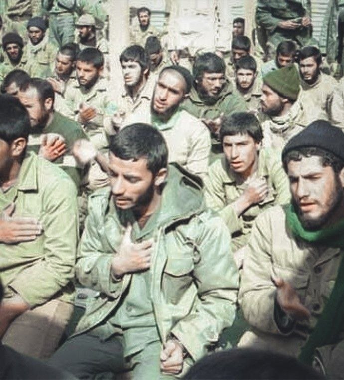 elham_tadayon's tweet photo. گاهی مقایسه یک عکس قدیمی با یک تصویر امروزی،
بیش از ده‌ها جمله درباره تغییر نسل‌ها حرف می‌زند.
تصویرها هم می‌توانند روایتگر تاریخ باشند.

#مهر_مقاومت
#دفاع_برای_وطن https://t.co/qvWiE3ToKg