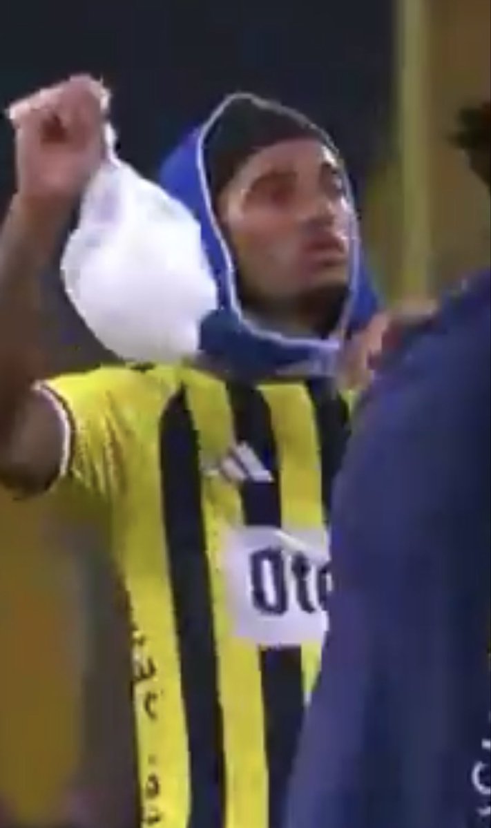 ElMatafor21's tweet photo. 9. Hafta derbide mert hakanın 11 başlayıp gol atıp pendiğe yaptığı sevincin aynısını yaptığını düşünürek yatıcam akıl hastanesini arayın abi https://t.co/lN5BGqObeO