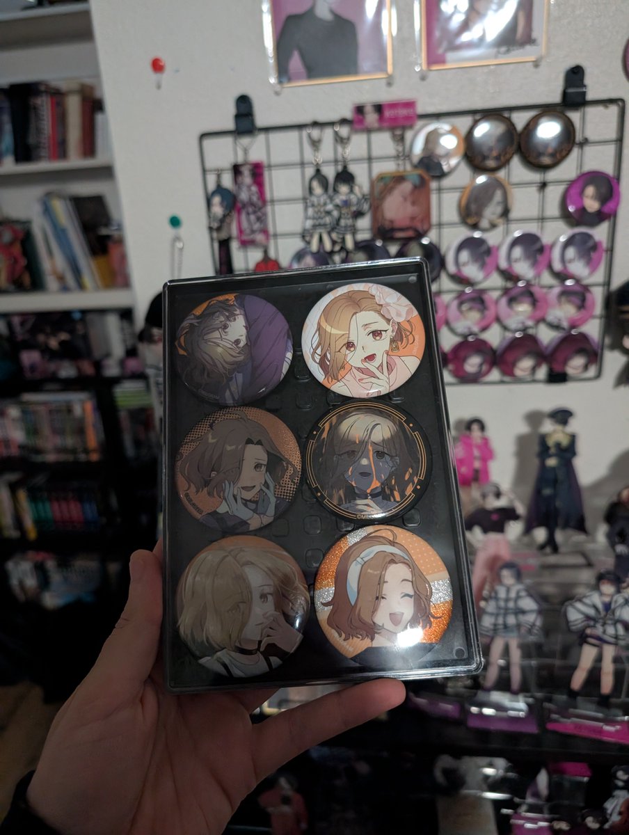 antibeat010's tweet photo. Amazing Daiso find, I had to move some mahiru stuff around to display more Kotoko can badges on the wire frame https://t.co/i2pwmwGXOT
