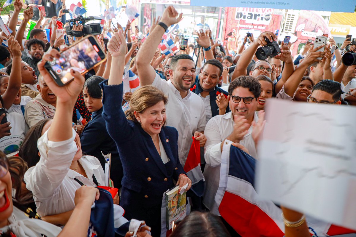 RaquelPenaVice's tweet photo. ¡Qué orgullo ver hasta dónde pueden llegar nuestros jóvenes! 🇩🇴📚

Celebramos junto a estos estudiantes dominicanos sus 500 horas de lectura en voz alta y un Récord Guinness que ya lleva el nombre de nuestro país.

¡Felicidades! Que Dios los bendiga y que sigan soñando en grande. https://t.co/JOKd9Rk6Mi