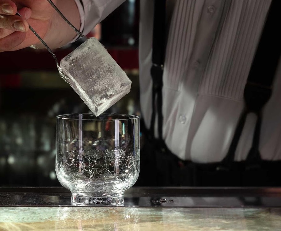 BugsysBar's tweet photo. Vesper v rukou profesionálů. 🍸Kolekce navržená pro koktejly a barovou kulturu. Tentokrát přímo u nás v Bugsy’s Baru. Pokud se Vám líbí, můžete si ji přímo u nás zakoupit domů nebo jako dárek pro někoho blízkého! #Kvetna1794 #VesperCollection #BugsysBar #HandmadeGlass #CzechGlass https://t.co/R4eVTKEiXG