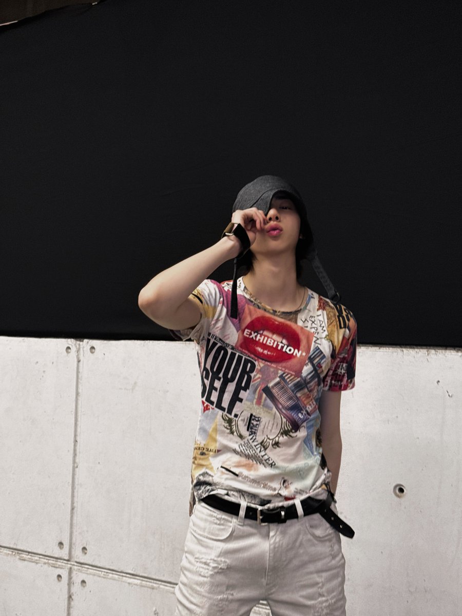 Juhoofnn's tweet photo. This fit was doing way too much in the best way possible. Put the hat on, looked at the camera, and the whole vibe switched instantly. Feels a little chaotic, kinda playful, but still hits like I knew exactly what I was doing. https://t.co/vSSy5dbes1