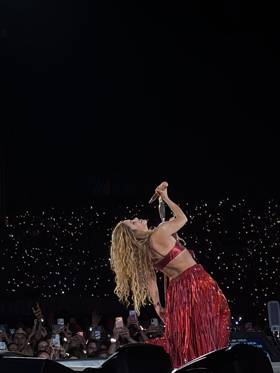Gerardlaya's tweet photo. @shakira eres excepcional, carismática, afable y encantadora. Cada vez me enamoro de tu arte, de tu personalidad y de tu entusiasmo en el escenario. No hay palabras para alabar lo que nos hiciste vibrar anoche en tu 3era fecha y solo puedo decir Gracias por volver, gracias🐺❤️‍🔥 https://t.co/JVhAwmQz2x