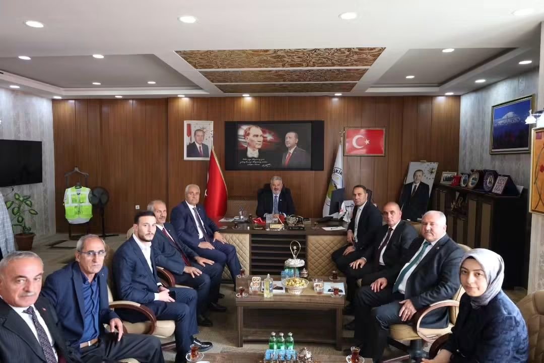 NevzatM4's tweet photo. TürkiyeYüzyılı Buluşmaları kapsamında, TBMM İdare Amiri ve İstanbul Milletvekili Sn @hasanturantr bir araya gelme fırsatı bulduk.
Bu vesileyle,ülkemizin güvenliği ve huzuru için görev yapan kahraman gkorucularımızın başta ekonomik durumları ve özlük hakları 
Kendilerine ilettik🇹🇷 https://t.co/lQB3f1BKrJ