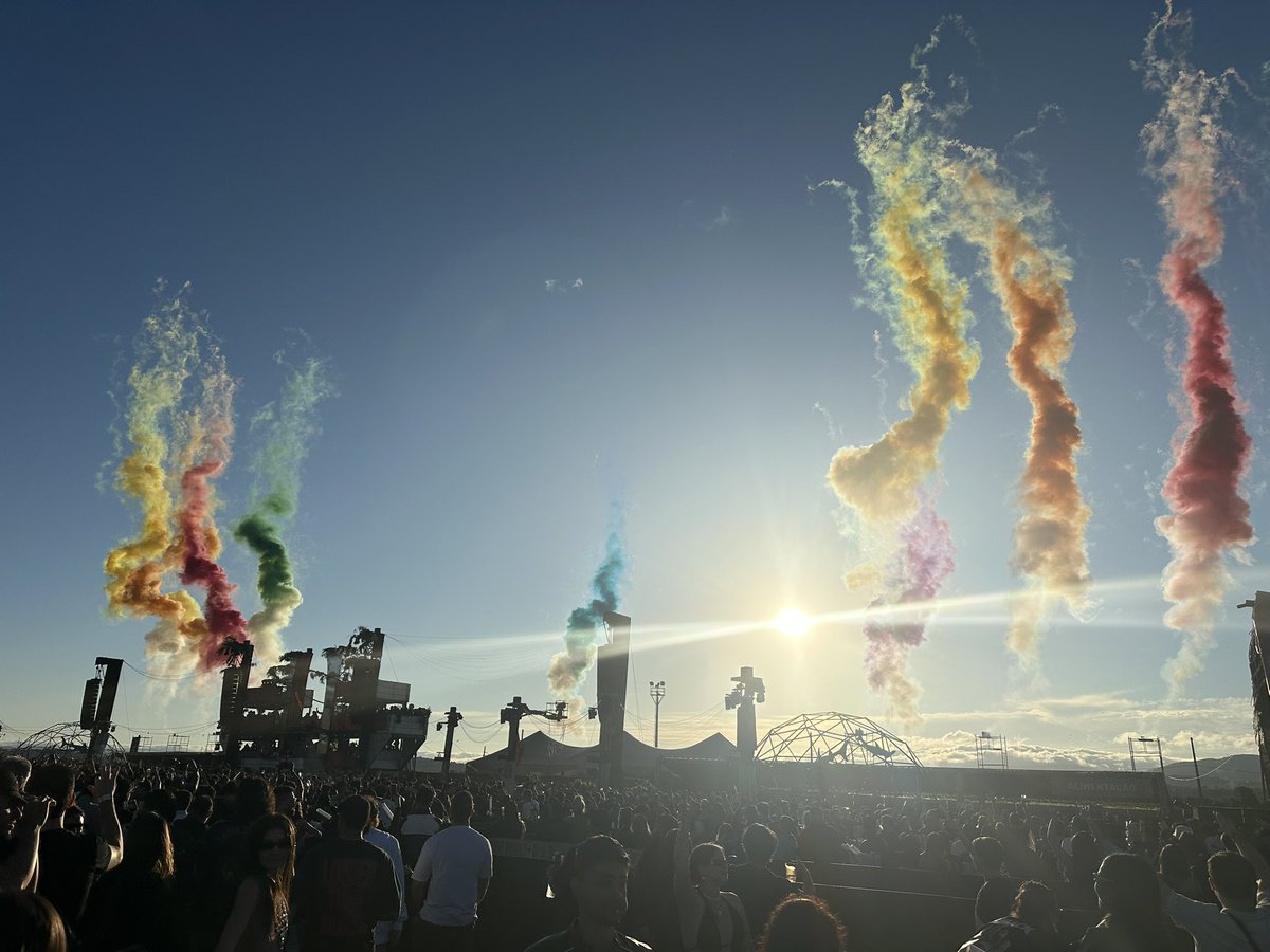 BondeDoVintage's tweet photo. Mais um amanhecer na conta com @VintageCulture ❤️ 

Não tem jeito, absurdo de evento, absurdo de set, o homem voltou c tudo pro Brasil, o som parecia que ia explodir teu peito de tão foda que estava 🔥🔥 https://t.co/0So3b6l17n