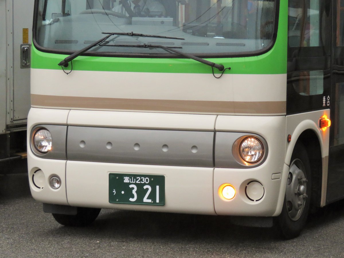 eyes521rs's tweet photo. 予備車用として登場した地鉄カラーのポンチョ。
ミラーやおでこのガーニッシュまで車体色に塗られていますが、フォグやリアも乗降ランプがなく非常にすっきりしていて京王バスの特徴がよく残ってます💡
実は側面後ろにも車番をはがした跡はありますが、乗ってみれば「B21313」
バッチリ残ってます✌✨ https://t.co/JWlWEITiTH