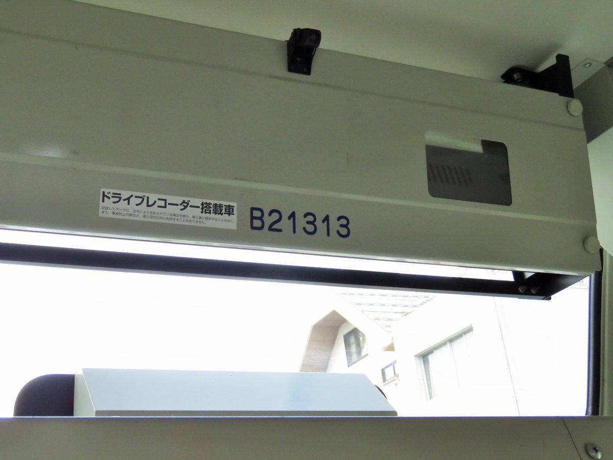 eyes521rs's tweet photo. 予備車用として登場した地鉄カラーのポンチョ。
ミラーやおでこのガーニッシュまで車体色に塗られていますが、フォグやリアも乗降ランプがなく非常にすっきりしていて京王バスの特徴がよく残ってます💡
実は側面後ろにも車番をはがした跡はありますが、乗ってみれば「B21313」
バッチリ残ってます✌✨ https://t.co/JWlWEITiTH