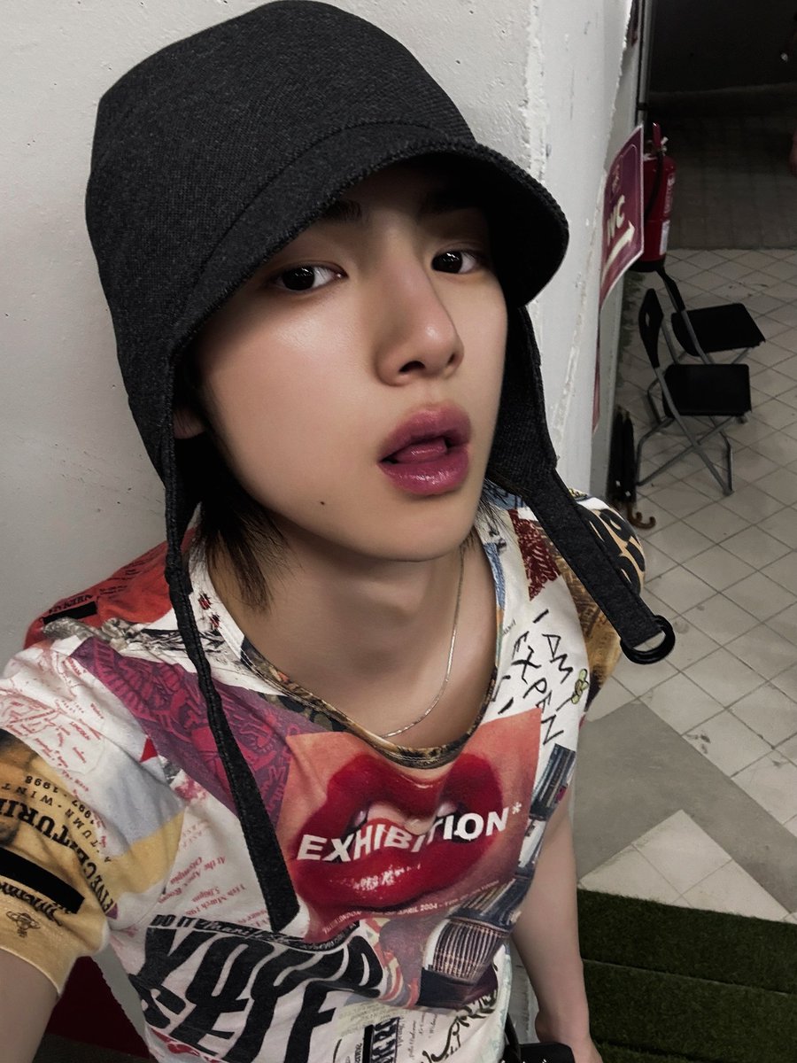 Juhoofnn's tweet photo. This fit was doing way too much in the best way possible. Put the hat on, looked at the camera, and the whole vibe switched instantly. Feels a little chaotic, kinda playful, but still hits like I knew exactly what I was doing. https://t.co/vSSy5dbes1