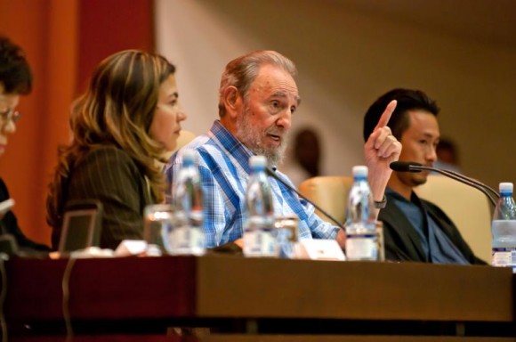 FSoldadodeIdeas's tweet photo. #FidelCastro durante el encuentro con integrantes del Peace Boat (Barco por la Paz) de Japón, en el Palacio de Convenciones, el 22 de septiembre de 2010.

https://t.co/QcmpugRWrT
#100AñosConFidel #Cuba #SomosContinuidad #RevoluciónCubana https://t.co/293Wne0PHn