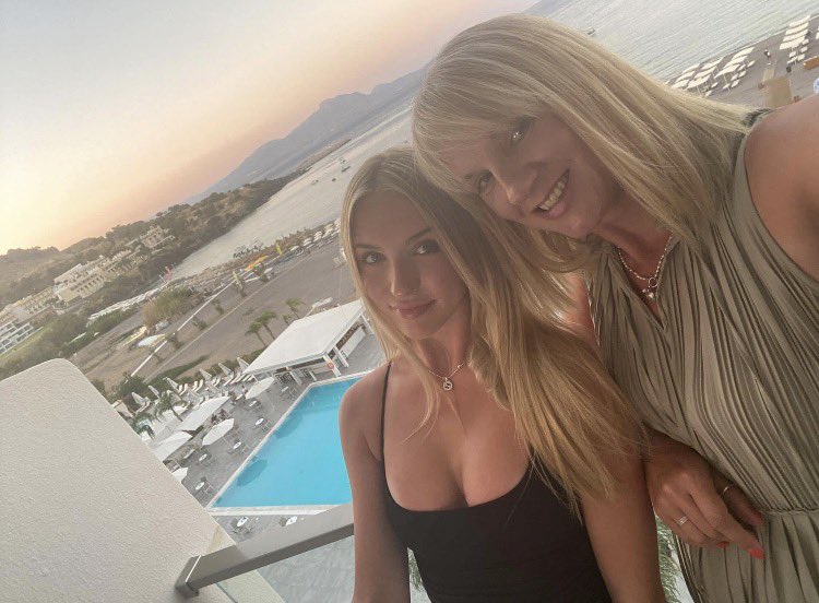 JaydenWhit4lo2's tweet photo. My aunty and cousin lol, please be kinda it’s my first time sharing on here 😢 pls dont save stuff! https://t.co/TMItQCNxSe