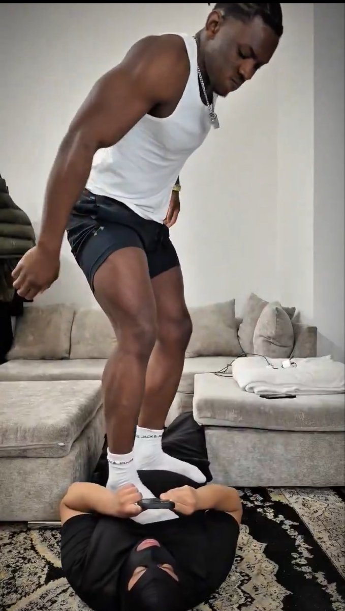 aniraz34's tweet photo. Lynx is exactly where he wants to be surrounded by white ppl licking his arse- I mean his feet. He literally met Chelsea a week ago &amp; she thinks she owns him #getout #bbuk https://t.co/SOcLtUJ7xr