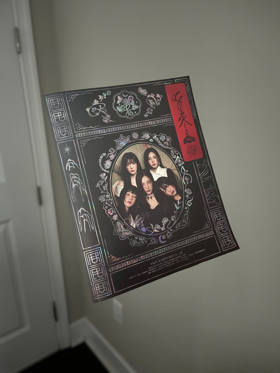 jelllyluvie's tweet photo. i love my red velvet album https://t.co/V6ZnYw1t4n