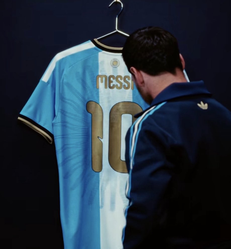 TouchlineX's tweet photo. 🚨📲 𝗡𝗘𝗪: Leo Messi: "One last match. A jersey for a lifetime. ❤️" https://t.co/LUPNBNlFwO