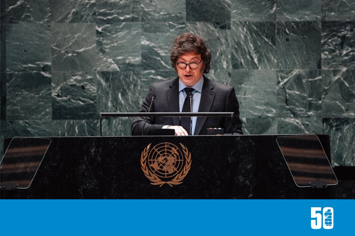 Ambitocom's tweet photo. MALVINAS, IA Y CRÍTICAS A LA AGENDA GLOBAL: LOS EJES DEL DISCURSO DE JAVIER MILEI ANTE LA ONU | https://t.co/pWI8pRVGOX

✍️@cecamarano | El presidente Javier Milei estuvo recluido este lunes en la quinta de Olivos trabajando sobre el discurso que pronunciará ante la 81ª Asamblea General de las Naciones Unidas, en Nueva York. Según pudo saber Ámbito de fuentes del Gobierno, el mensaje tendrá entre sus principales ejes el reclamo argentino por las Islas Malvinas, el desarrollo de la inteligencia artificial y una crítica a determinadas intervenciones de la ONU en la política interna de los países.

✈️Milei partirá este lunes por la noche rumbo a Estados Unidos y permanecerá en Nueva York hasta el jueves. Su exposición ante la Asamblea General está prevista para el miércoles al mediodía, en el marco del debate general del organismo, que se desarrolla entre el 22 y el 26 de septiembre.

De acuerdo con la información a la que accedió este medio, el Presidente prepara un planteo en defensa del proceso de desarrollo y progreso tecnológico, con especial énfasis en la inteligencia artificial. El eje de su argumento será que los avances tecnológicos pueden impulsar el crecimiento económico a través de mayores niveles de productividad y de rendimientos crecientes.