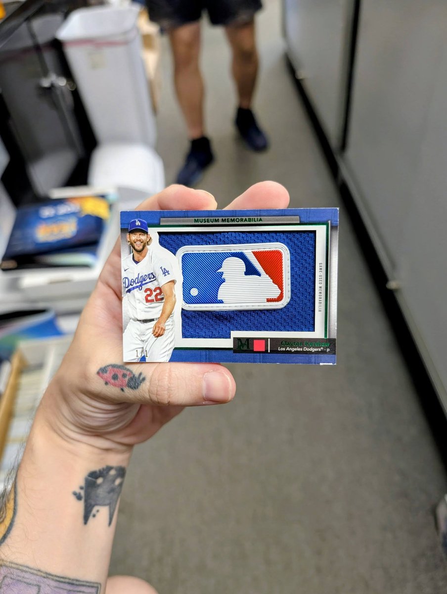 SportsCardInv's tweet photo. A customer walked into a shop and said he needed a thick toploader for a card he pulled from a box he bought there a "while" ago...

It ended up being this 1/1 Clayton Kershaw Game-Used MLB Logoman from Topps Museum Collection 😮

📸: Sports Card Junction / @SCN_Pod https://t.co/BTVEhNepOn