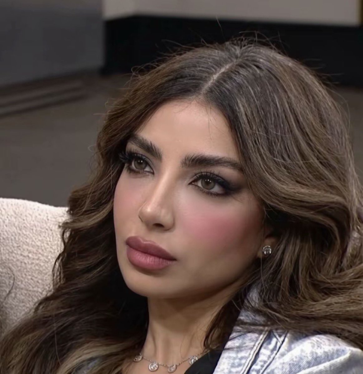xsa_div's tweet photo. عادي تفهموني؟ 
هذي الكتكوت القطوسه 
لحالها وقفت و هجدت كل حزب المغرب و المشرق
لحالها و حتى من قبل ما اسامه يجي يدعمها 
لحالها كانت واقفه يا جبل ما يهزك ريح و يتراعدون و يخافون منها 
من وراها ينابحون و قدامها محترمينها غصب عنهم
ملكه فعليا ملكه 👑💓✨ https://t.co/BeazAbJDN3