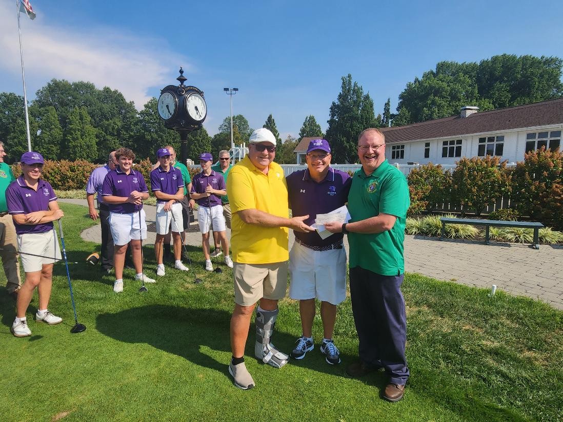 ElderHighSchool's tweet photo. The Knights of Columbus St. Patrick Council #1747 presented Coach Drew Lammers and the Elder Golf 

Team with a check in the amount of $500.00 in remembrance of the late Deacon Bill Brunsman, Elder Class of ’54.  

Bill’s son, Greg (pictured in a yellow shirt), joined with fellow members of the St. Patrick Council to present the check and speak to the team.

#Altiora