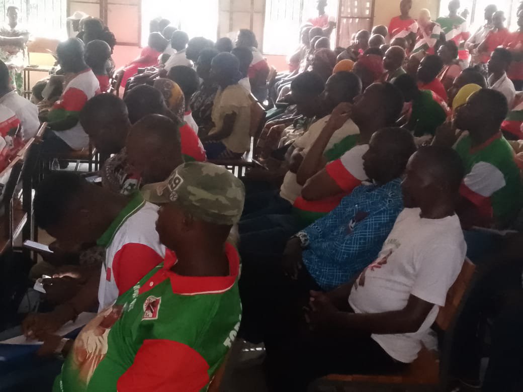 ErnestBara75262's tweet photo. #Burundi  #CNDD_FDD 
Muri zone Nyakabiga habaye Inama y'Umugambwe #CNDD_FDD 
muri Zone Nyakabiga aho Ubuserukizi bw'Umugambwe #CNDD_FDD muri Komine #Mukaza bwari bwagenseye iyo Zone 
Hon Nyagasani Déo akaba yatanze Impanuro kundongozi zari zitavye ivyo bikorwa @DorianeMunezero https://t.co/yqEuezo72L