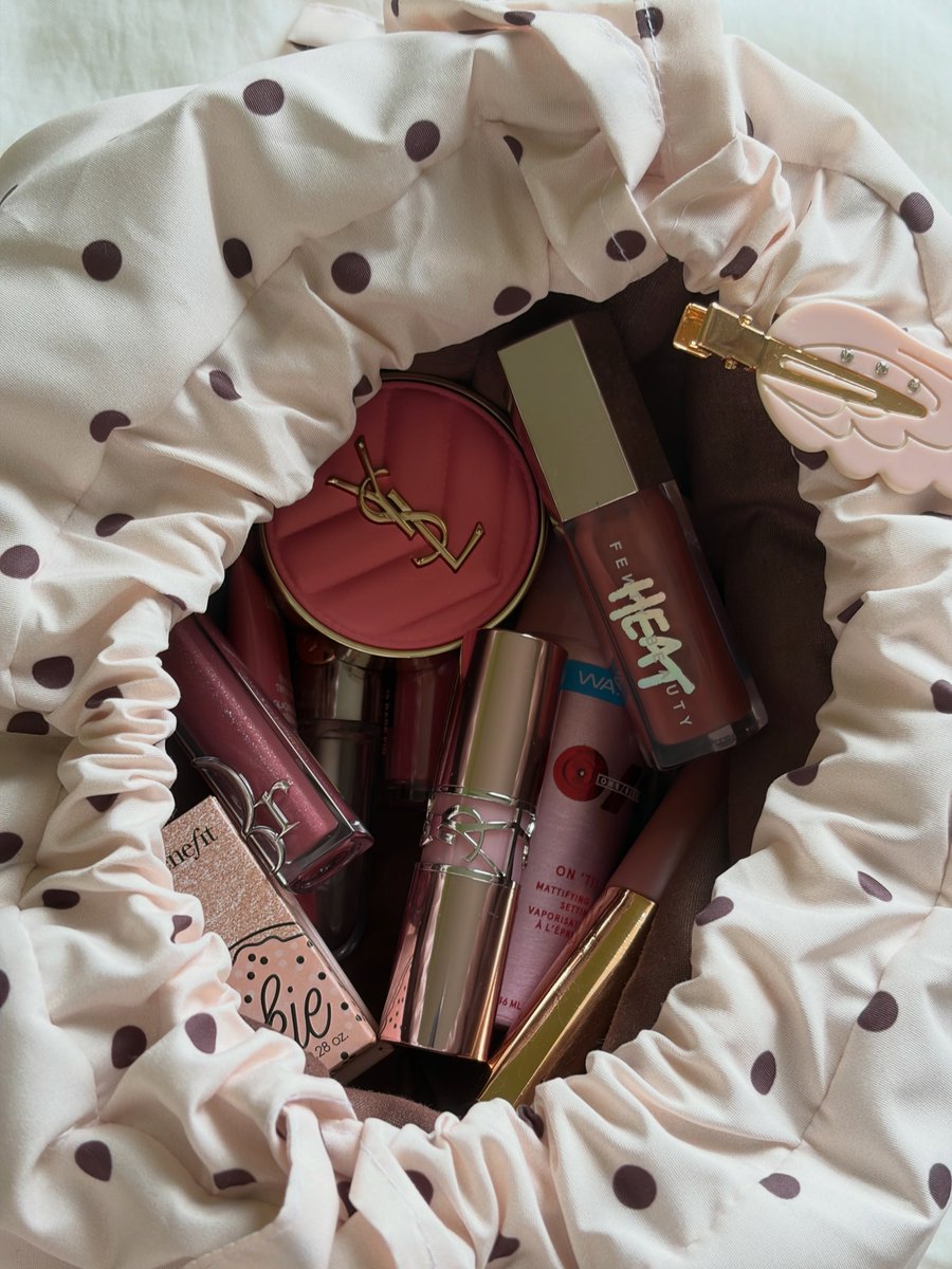 onder24's tweet photo. A makeup pouch filled with all things pink. @emijayinc @punchiess https://t.co/nAiSP419ts